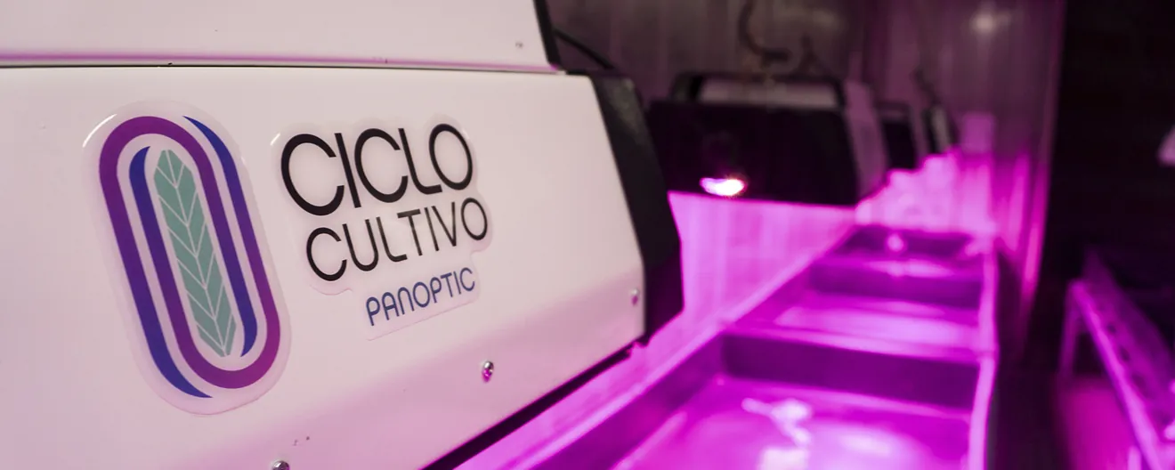 Slider del panel LED modelo Panoptic de la marca Ciclo Cultivo ideal Speed Breading